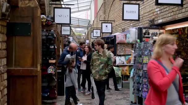2019年9月30日 慢速离开 购物者经过卡姆登市场的室内摊位 — 图库视频影像