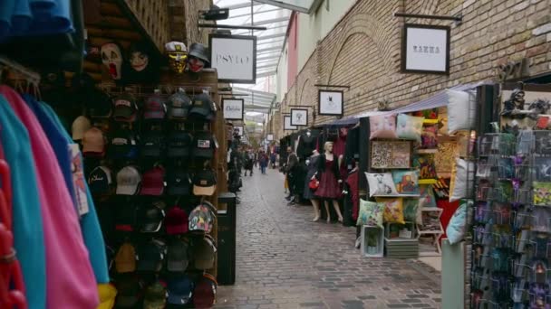 Londres Septiembre 2019 Zoom Lenta Compradores Puestos Interior Camden Market — Vídeo de stock
