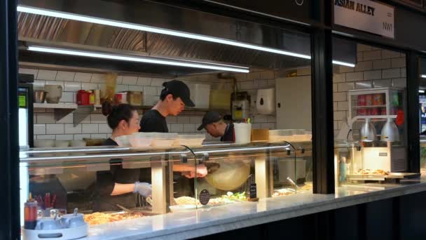 London September 2019 Staff Working Asian Food Stall Camden Market — Stock Video