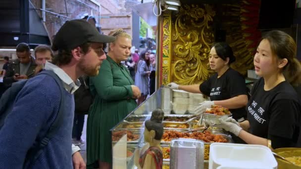 London September 2019 Man Pays His Order Asian Food Stall — Stock Video