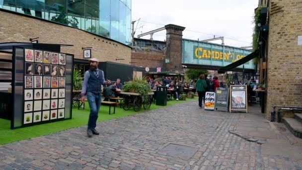 Londýn 2019 Venkovní Jídelní Kout Camdenském Trhu Známým Nápisem Camden — Stock video