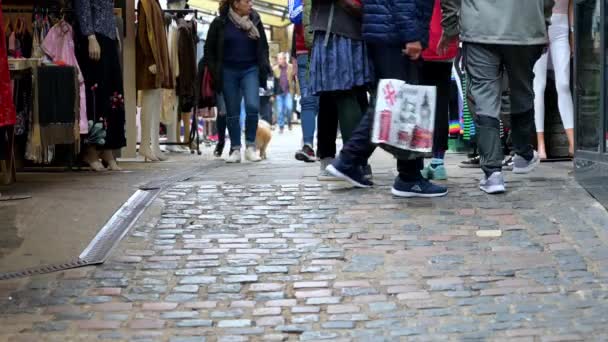 2019年9月30日 购物者在卡姆登市场 Camden Market 一条鹅卵石街道上行走时的脚步声 — 图库视频影像