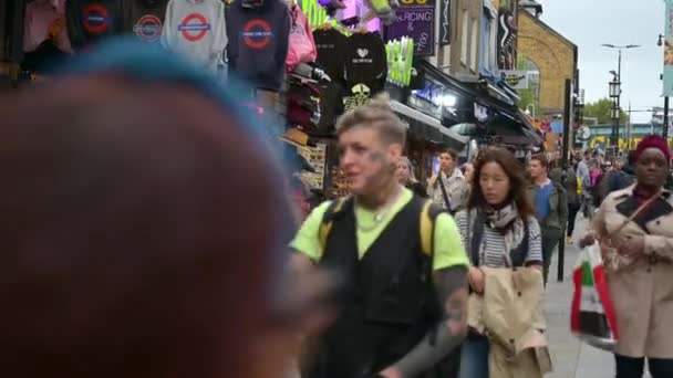 London September 2019 Slow Zoom Out Shoppers Passing Colourful Shops — Stock Video