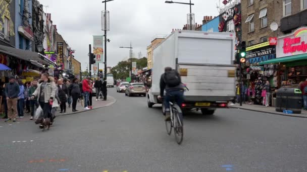 London September 2019 Shoppers Waiting Cross Busy Road Lined Colourful — Stock Video