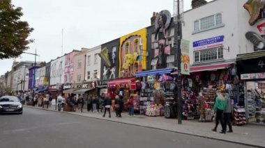 30 Eylül 2019 'da Camden High Caddesi' ndeki turist dükkanlarının üstündeki ünlü duvar dekorasyonuna zum yapın.