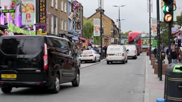 Londres Septiembre 2019 Tráfico Camden High Street Dirección Famosa Señal — Vídeos de Stock