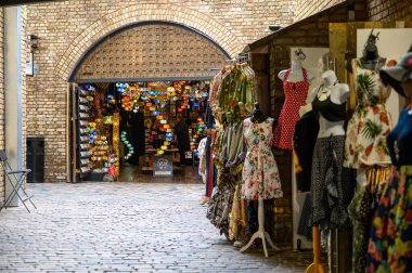 LONDON - 30 Eylül 2019 Camden Market 'teki kaldırımlı bir caddedeki marketler