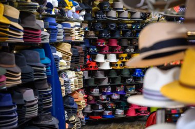 30 Eylül 2019 'da Camden Market' teki bir şapka dükkanında satılık parlak renkli şapka rafları