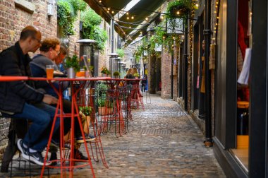 30 Eylül 2019 'da Camden Market' teki kaldırımlı açık hava yemek alanının geniş açılımı.