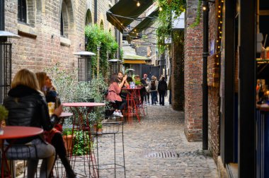 30 Eylül 2019 'da Camden Market' teki kaldırımlı bir caddedeki masalarda yemek yedik.