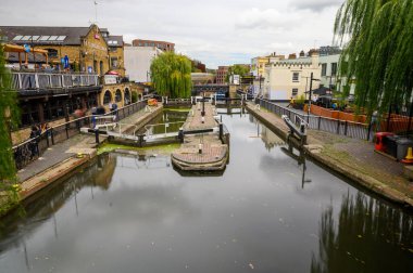 30 Eylül 2019, Camden Lock 'un geniş açılı görüntüsü. İnsanlar geçerken hareket bulanıklığı gösteren uzun pozlama