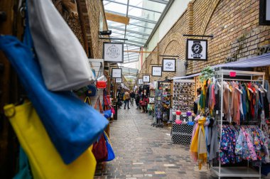 SEPTEMBER 30, 2019: Camden Lock Marketleri 'nde market tezgahları ile kaplanmış sokak