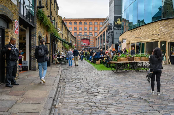 Londýn Září 2019 Stará Dlážděná Ulice Camdenském Trhu Venkovním Jídelním — Stock fotografie