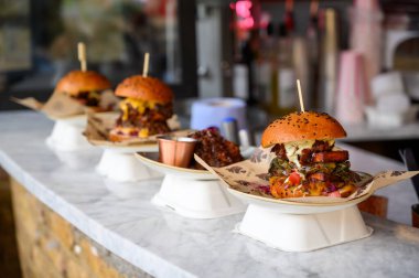 30 Eylül 2019: Egzotik hamburgerler Camden Lock Market 'teki bir sokak yemeği standında sıraya dizildi