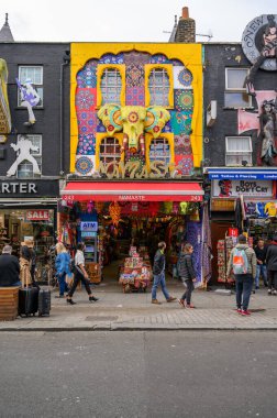 30 EYLÜL 2019 Camden High Caddesi 'nde ayrıntılı dekore edilmiş renkli bir dükkan.