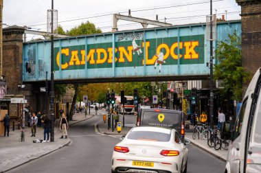 30 Eylül 2019 'da Camden High Caddesi' ndeki ünlü Camden Lock köprüsünde boyalı tabela açıkça görülüyor.