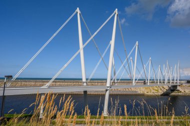 DUNKIRK, FRANCE - 13 AĞUSTOS 2019: The Passerelle du Grand Large - Large Bridge - Dunkirk 'te güneşli bir günde ve arka planda Manş Denizi