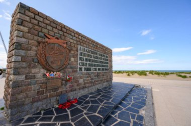 DUNKIRK, FRANCE - 13 AĞUSTOS 2019: Dunkirk 'teki Müttefik Kuvvetlere Dinamo Anıtı Operasyonu