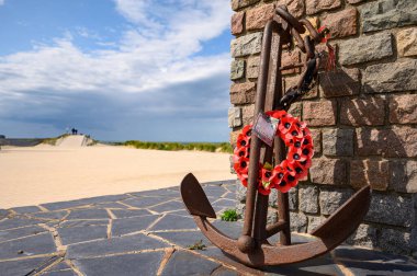 DUNKIRK, FRANCE - 13 AĞUSTOS 2019: Dunkirk 'teki Müttefik Kuvvetler Dinamo Anıtı Operasyonunun sonunda gelinciklerle çapayı kapatın