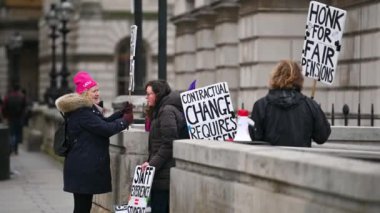 10 Mart 2020 'de Somerset House, King' s College London 'da grev yapan öğretim üyeleri