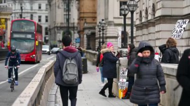 10 Mart 2020, Somerset House, King 's College London' ın önünde grev yapan yüz maskeli bir kadın.