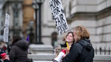 10 Mart 2020 'de Somerset House, King' s College London 'daki grev hattında protesto plaketi ve megafonu taşıyan bir öğretim üyesi.