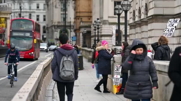 ロンドン 2020年3月10日 サマセット ハウス キングス カレッジ ロンドンの外で印象的なフェイスマスク講師を通過する女性 — ストック動画