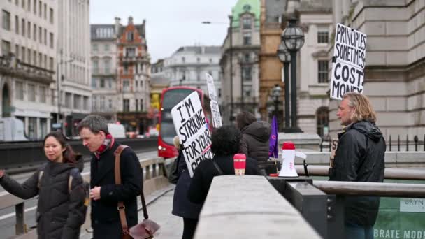 Londen Maart 2020 London Red Double Decker Bus Passeert Docenten — Stockvideo