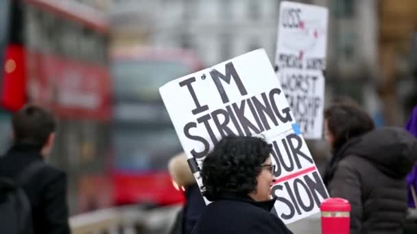 ロンドン 2020年3月10日 ロンドン レッド ダブル デッカー バスが背景を通過する際に ピケ線に抗議の銘板が貼られたストライキ中の講師 — ストック動画
