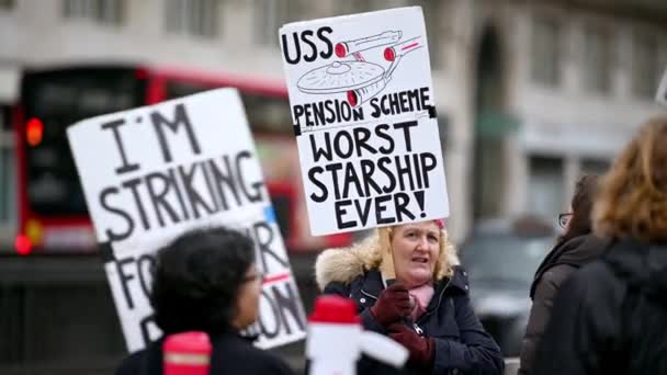 London Mars 2020 Slående Föreläsare Med Protestplakett Raketlina Drar Tungor — Stockvideo