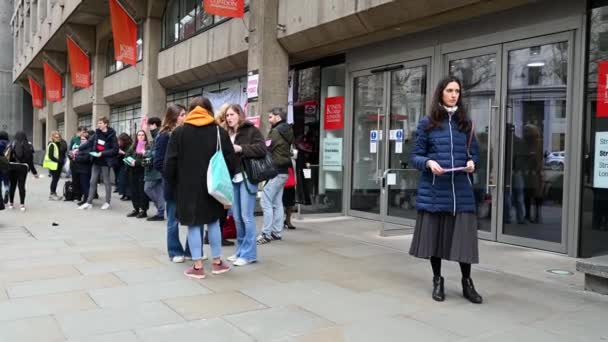 ロンドン 2020年3月10日 講師のストライキ中のピケットラインの抗議者がキングス カレッジ ロンドンの入り口でビラを配布 — ストック動画
