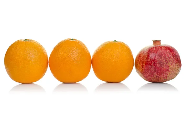 Orange Granatapfel weißer Hintergrund gesunde Küche — Stockfoto