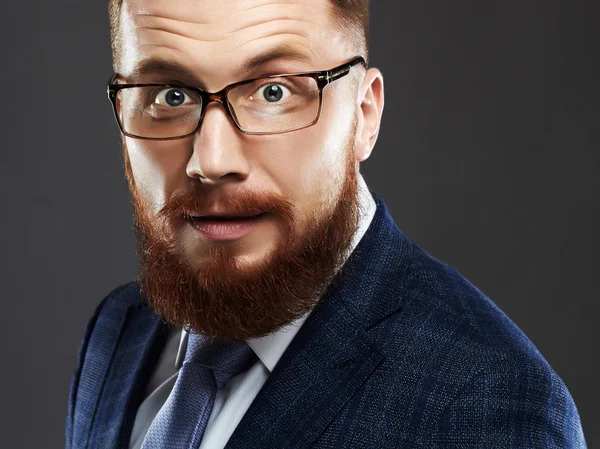 Смешной бородатый мужчина в очках — стоковое фото