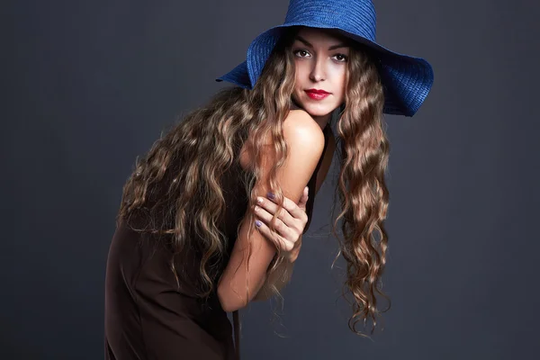 Mulher bonita em chapéu — Fotografia de Stock