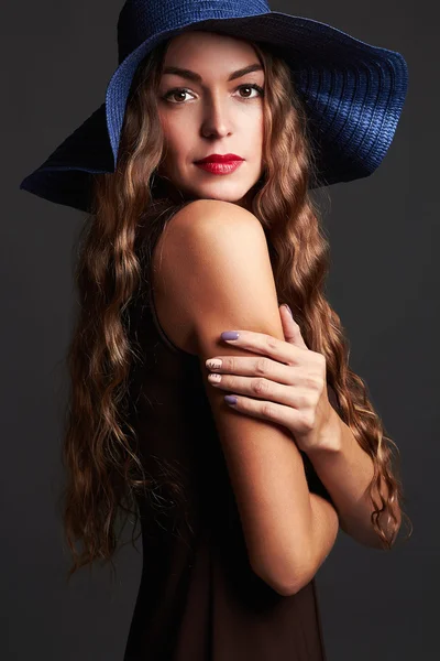 Hermosa mujer con sombrero — Foto de Stock