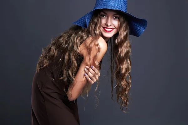 Mujer hermosa feliz en sombrero. verano moda belleza sonriente chica —  Fotos de Stock