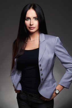 bir suit.elegantly kadında genç güzel esmer Bayan giyinmiş