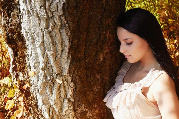 Livsstil utomhus mode foto av unga vackra kvinnan promenader i höst skog — Stockfoto