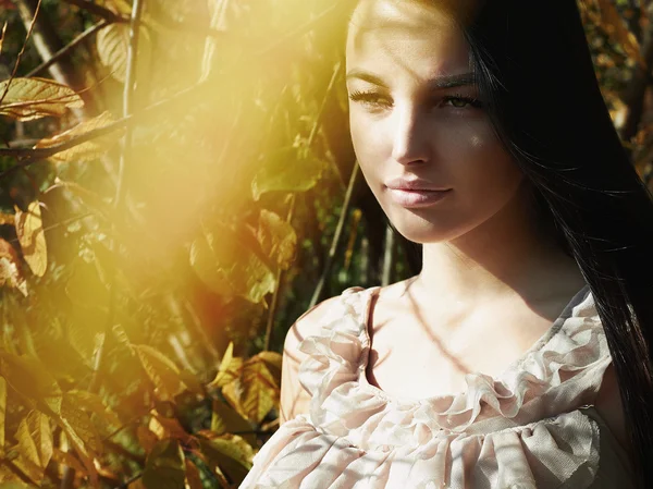 Bella donna circondato autunno leaves.beauty ragazza a piedi nella foresta — Foto Stock