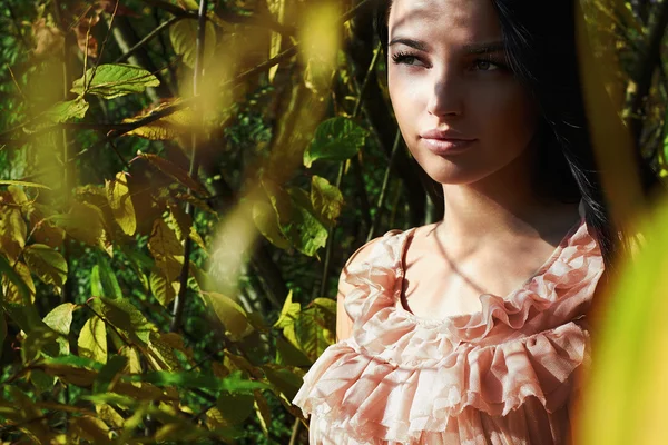 Belle femme entourée feuilles d'automne. beauté fille marche dans la forêt — Photo