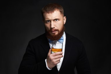 şık yakışıklı sakallı adam viski zevk