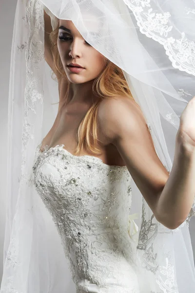 Mulher noiva bonita em vestido de noiva e véu — Fotografia de Stock