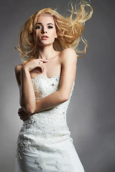 Žena krásné blonde nevěsta ve svatebních šatech — Stock fotografie
