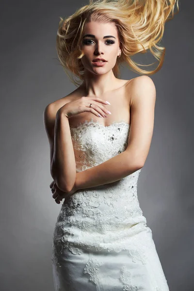 Piękne blond Panna młoda kobieta w sukni ślubnej — Zdjęcie stockowe