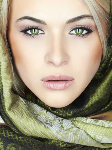 Hermosa mujer con ojos verdes — Foto de Stock