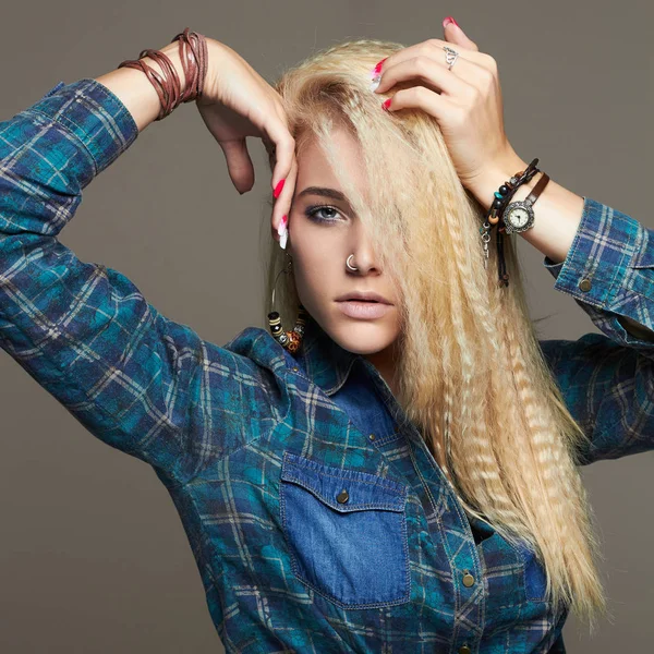 Hipster Blond sexig tjej — Stockfoto