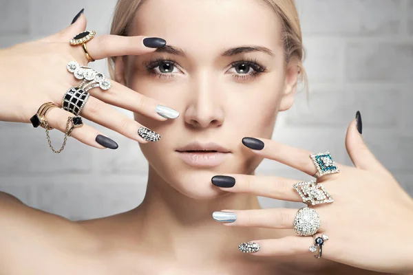 Mujer de moda con joyas y manicura —  Fotos de Stock