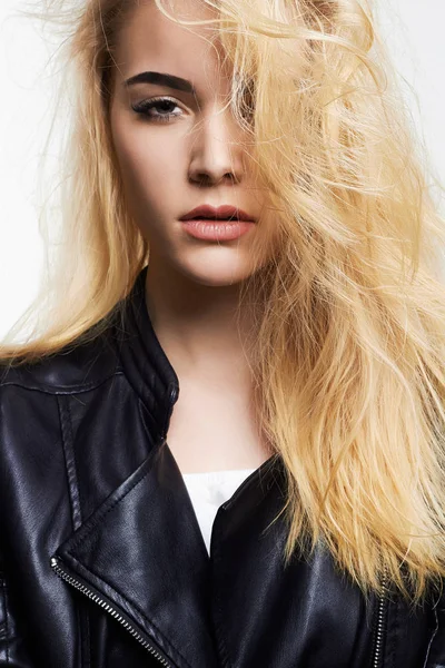 Młoda kobieta Blonde zdrowe włosy — Zdjęcie stockowe