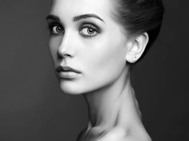 Genç sarışın kadın.