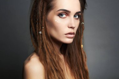 güzel korsan kız makyaj ve dreadlocks ile